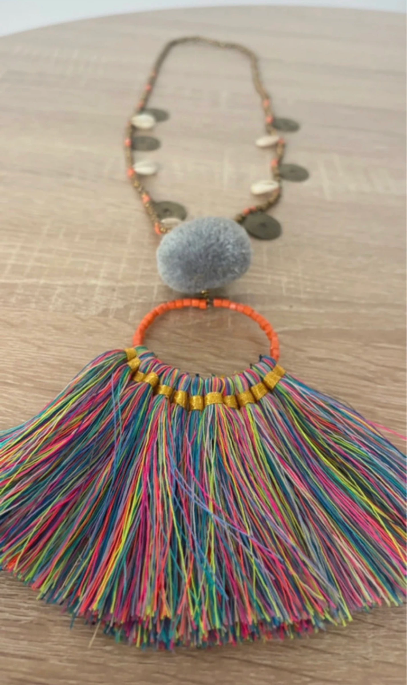 Collar hippie chic con flecos y conchas.